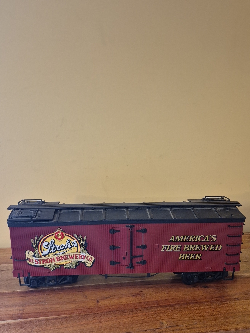 Delton Locomotive Stroh's Red Model Train G Scale Reefer Car